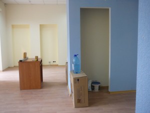 вид справа, от офиса. видно нишу под мойку в колонне вид справа, от офиса. видно нишу под мойку в колонне