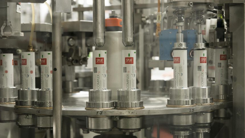 зубная паста на конвейере